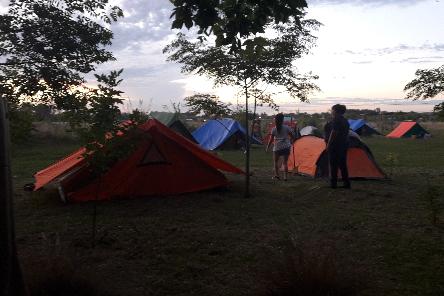 iniciarse al campamento, base, acampada, camping, acampar, camper, refugio, dormi, donde dormir, cabaña, hospedaje, donde hospedarse, hotel barato, ambiente, sala de maquinas, exclusivo, exclusividad, camping de lujo, glamping argentina, relax, relajarse, relajacion, siesta, tranquilidad, sosiego, estancia, pasto, aire, acondicionado, desayuno, mate en la cama, pileta, sombrilla, colchoneta inflable, fin de semana, week end, sabado, domingo, feriado, fin de semana largo, feriado puente, salida, parejas, turismo rural, viaje, viajecito escapada, viajeta, cerca, capital, pocos km, costa atlantica, autopista zona sur, lobos, cañuelas, san miguel del monte, uribelarrea, udaondo abott, campo, fogon, bolsa de dormir, linternas, mosquitero, pesca, paseos en globo, planeadores, alquiler cuatriciclos, cabalgatas, cabalgar, caballos, parque4x4, smata, maximo paz, vicente casares, ezeiza, horno de barro, asado, amigos, familia, chicos chicos, pequeños, primera experiencia, naturaleza, verde, salir a pescar, hacer un fueguito, leer un libro, tranquilo, hamaca, paraguaya, siesta en los arboles, pastos altos, fogon, parrilla, disco de arado, deportes aventura, escapar de la rutina, quincho, juegos para chicos, escaladores, atardecer, niebla, abierto todo el año, atendido por sus dueños, ropa de cama, frazadas, mangrullo, reposeras, pic-nic, pic nic, campestre, atardecer, pajaros, chacra, las primorosas, chacras del alba, termas del salado, esculturas al aire libre, sala de maquinas, parque 4x4 conduccion defensiva, 4x4 y atv cuatris bosques, pasar el dia, dia de campo,