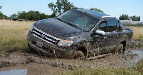 Capacitar a los usuarios de vehículos 4x4 en el conocimiento de técnicas de     conducción en diferentes terrenos y climas, análisis de las posibilidades     y cualidades de cada camioneta, y técnicas y manejo de accesorios de rescate     y equipamiento. Esto se logra mediante un análisis del vehículo y del terreno,     y la practica (en condiciones seguras y controladas, que permitan a los participantes     cometer errores y luego corregirlos solos, o ser rescatados) en diferentes     terrenos y situaciones