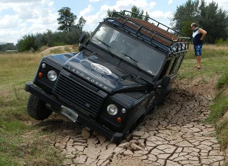 Ascenso y descenso, de rampas y terreno natural Inclinaciones laterales Conducción en arena Conducción en barro Paso de vadeo Trepada en roca Circulación sobre piedras Trepada de escalera de durmientes Descuelgue de suspensión y funcionamiento de los sistemas de tracción Utilización en ascenso y descenso de los dispositivos de seguridad específicos Demostración de la transferencia de maza y su importancia       en la tracción Técnicas de negociación de los distintos tipos de obstáculos Maniobras de seguridad Técnicas de rescate y uso correcto de todos los elementos específicos Paso de Puentes Camel Conducción en médanos Remplazo de neumáticos sin ayuda de los elementos específicos