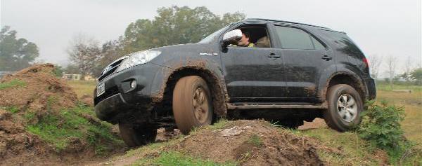 Toyota Luxury Adventure CURSO DE MANEJO SEGURO dirigido a los particulares que han comprado su 4x4 