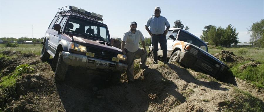 Ascenso y descenso, de rampas y terreno natural Inclinaciones laterales Conducción en arena Conducción en barro Paso de vadeo Trepada en roca Circulación sobre piedras Trepada de escalera de durmientes Descuelgue de suspensión y funcionamiento de los sistemas de tracción Utilización en ascenso y descenso de los dispositivos de seguridad específicos Demostración de la transferencia de maza y su importancia       en la tracción Técnicas de negociación de los distintos tipos de obstáculos Maniobras de seguridad Técnicas de rescate y uso correcto de todos los elementos específicos Paso de Puentes Camel Conducción en médanos Remplazo de neumáticos sin ayuda de los elementos específicos