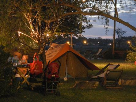 iniciarse al campamento, base, acampada, camping, acampar, camper, refugio, dormi, donde dormir,  cabaña, hospedaje, donde hospedarse, hotel barato, ambiente, sala de maquinas, exclusivo, exclusividad, camping de lujo, glamping argentina, relax, relajarse, relajacion, siesta, tranquilidad, sosiego, estancia, pasto, aire, acondicionado, desayuno, mate en la cama, pileta, sombrilla, colchoneta inflable, fin de semana, week end, sabado, domingo, feriado, fin de semana largo, feriado puente, salida, parejas, turismo rural, viaje, viajecito escapada, viajeta, cerca, capital, pocos km, costa atlantica, autopista zona sur, lobos, cañuelas, san miguel del monte, uribelarrea, udaondo abott, campo, fogon, bolsa de dormir, linternas, mosquitero, pesca, paseos en globo, planeadores, alquiler cuatriciclos, cabalgatas, cabalgar, caballos, parque4x4, smata, maximo paz, vicente casares, ezeiza, horno de barro, asado, amigos, familia, chicos chicos, pequeños, primera experiencia, naturaleza, verde, salir a pescar, hacer un fueguito, leer un libro, tranquilo, hamaca, paraguaya, siesta en los arboles, pastos altos, fogon, parrilla, disco de arado, deportes aventura, escapar de la rutina, quincho, juegos para chicos, escaladores, atardecer, niebla, abierto todo el año, atendido por sus dueños, ropa de cama, frazadas, mangrullo, reposeras, pic-nic, pic nic, campestre, atardecer, pajaros, chacra, las primorosas, chacras del alba, termas del salado, esculturas al aire libre, sala de maquinas, parque 4x4 conduccion defensiva, 4x4 y atv cuatris bosques, pasar el dia, dia de campo, 