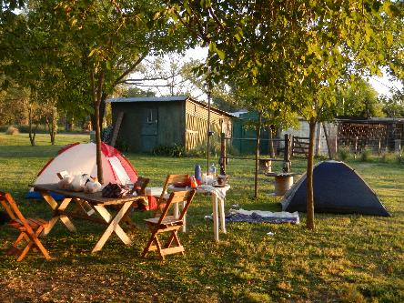 iniciarse al campamento, base, acampada, camping, acampar, camper, refugio, dormi, donde dormir,  cabaña, hospedaje, donde hospedarse, hotel barato, ambiente, sala de maquinas, exclusivo, exclusividad, camping de lujo, glamping argentina, relax, relajarse, relajacion, siesta, tranquilidad, sosiego, estancia, pasto, aire, acondicionado, desayuno, mate en la cama, pileta, sombrilla, colchoneta inflable, fin de semana, week end, sabado, domingo, feriado, fin de semana largo, feriado puente, salida, parejas, turismo rural, viaje, viajecito escapada, viajeta, cerca, capital, pocos km, costa atlantica, autopista zona sur, lobos, cañuelas, san miguel del monte, uribelarrea, udaondo abott, campo, fogon, bolsa de dormir, linternas, mosquitero, pesca, paseos en globo, planeadores, alquiler cuatriciclos, cabalgatas, cabalgar, caballos, parque4x4, smata, maximo paz, vicente casares, ezeiza, horno de barro, asado, amigos, familia, chicos chicos, pequeños, primera experiencia, naturaleza, verde, salir a pescar, hacer un fueguito, leer un libro, tranquilo, hamaca, paraguaya, siesta en los arboles, pastos altos, fogon, parrilla, disco de arado, deportes aventura, escapar de la rutina, quincho, juegos para chicos, escaladores, atardecer, niebla, abierto todo el año, atendido por sus dueños, ropa de cama, frazadas, mangrullo, reposeras, pic-nic, pic nic, campestre, atardecer, pajaros, chacra, las primorosas, chacras del alba, termas del salado, esculturas al aire libre, sala de maquinas, parque 4x4 conduccion defensiva, 4x4 y atv cuatris bosques, pasar el dia, dia de campo, 