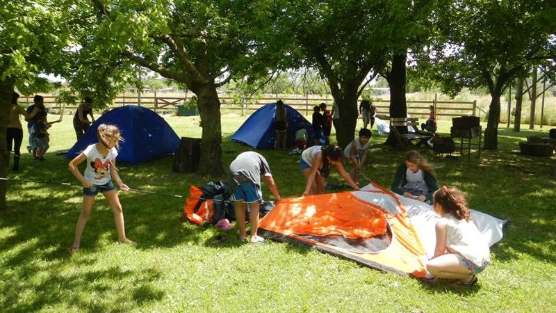 iniciarse al campamento, base, acampada, camping, acampar, camper, refugio, dormi, donde dormir,  cabaña, hospedaje, donde hospedarse, hotel barato, ambiente, sala de maquinas, exclusivo, exclusividad, camping de lujo, glamping argentina, relax, relajarse, relajacion, siesta, tranquilidad, sosiego, estancia, pasto, aire, acondicionado, desayuno, mate en la cama, pileta, sombrilla, colchoneta inflable, fin de semana, week end, sabado, domingo, feriado, fin de semana largo, feriado puente, salida, parejas, turismo rural, viaje, viajecito escapada, viajeta, cerca, capital, pocos km, costa atlantica, autopista zona sur, lobos, cañuelas, san miguel del monte, uribelarrea, udaondo abott, campo, fogon, bolsa de dormir, linternas, mosquitero, pesca, paseos en globo, planeadores, alquiler cuatriciclos, cabalgatas, cabalgar, caballos, parque4x4, smata, maximo paz, vicente casares, ezeiza, horno de barro, asado, amigos, familia, chicos chicos, pequeños, primera experiencia, naturaleza, verde, salir a pescar, hacer un fueguito, leer un libro, tranquilo, hamaca, paraguaya, siesta en los arboles, pastos altos, fogon, parrilla, disco de arado, deportes aventura, escapar de la rutina, quincho, juegos para chicos, escaladores, atardecer, niebla, abierto todo el año, atendido por sus dueños, ropa de cama, frazadas, mangrullo, reposeras, pic-nic, pic nic, campestre, atardecer, pajaros, chacra, las primorosas, chacras del alba, termas del salado, esculturas al aire libre, sala de maquinas, parque 4x4 conduccion defensiva, 4x4 y atv cuatris bosques, pasar el dia, dia de campo, 