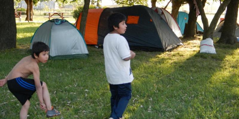 Campamento, cañuelas, acampar, escuelas, camping, educativo, grupo de chicos, salida educativa, exclusivo, fin de semana, pocos km, ezeiza, iniciarse al campamento, base, acampada, camping, acampar, cerca, capital, pocos km, lobos, cañuelas, san miguel del monte, uribelarrea, udaondo abott, campo, fogon, rustico, scouts, alquiler carpas, bolsa de dormir, linternas, parque4x4, smata, maximo paz, vicente casares, ezeiza, horno de barro, familia, chicos chicos, pequeños, primera experiencia, naturaleza, verde, salir, arboleda, quincho cerrado, seguridad, iluminación, fogón, parrilla, deportes aventura, quincho, juegos para chicos, juegos trepadores, casa en el árbol, escaladores, campestre, atardecer, la tranquera, general rodriguez, escuela de gimnasia, profesores, sevicios, viaje educativo, bosque, experiencia educativa, pileta, piscina, tobogan inflable, pelotero, mancha, deportes, cancha, futbol, voley, paseo nocturno, en caso de lluvia, transporte escolar, micro de alquiler, maestros de escuela, colegios, educación privada, viaje fin de curso, experiencia campamentil, colonia escolar, educación en el medio natural, Aula, Naturaleza, actividades físicas en el medio natural, educación Física, educación primaria, actividades físicas en la naturaleza, pre-campamento, colonia de vacaciones, vida en la naturaleza, tavien, prácticas en el medio natural; cuidado y preservación del medio ambiente, interpretación natural, campo privado, predio cerrado, integración, sholem, intercolegial, torneo, campo aventua, barrancas, lujan, puente de sogas, caminata nocturna, entorno controlado, construir, refugios, laguna, juego, grupo, charlas, iglesias, retiro espiritual, catequesis, campamentos catolicos, proyecto campamento, arborismo, baradero, dormies, granja, contingente, alojamiento, interpretación, mangrullo, plantas nativas, colonia suiza, programa educativo, san antonio de areco, los robles, campamento recreativo, armado de carpas, capilla del señor, excursiones de colegios, grupo scout.