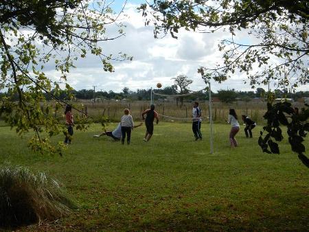 mangrullo quincho evento estancia campo cumpleaños bautismo asado lechon fin de semana quinta alquiler salon mesas y sillas vajilla voley futbol juegos para chicos plaza blanda rustica