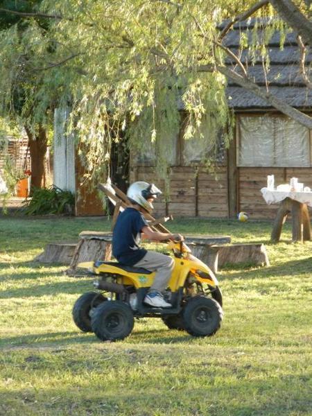 mangrullo quincho evento estancia campo cumpleaños bautismo asado lechon fin de semana quinta alquiler salon mesas y sillas vajilla voley futbol juegos para chicos plaza blanda rustica